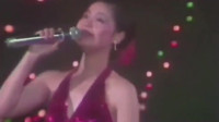 1981年邓丽君少见的大胆装束，演唱《爱你在心口难开》