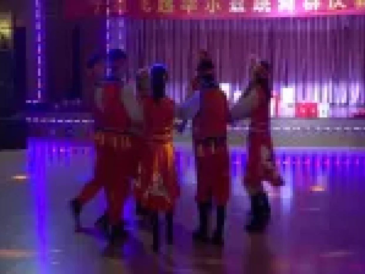 5开场舞《蒙古舞》表演者：小山东、拉丁、缘分、利剑、夜雨、囡囡、景灵、白云。宁波飞越华尔兹跳舞群迎新年大联欢。