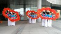 广场舞表演扇子舞中国梦 社区大妈跳健身操练习使用扇子