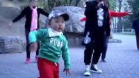 两岁宝宝跳广场舞