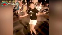 广场舞: 小胖丫头独自在广场跳起欢快的舞蹈 那舞姿跳的萌萌哒