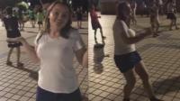 乌克兰姑娘跳广场舞 直呼魔性不肯停