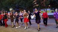 农村媳妇带领二十多大妈跳广场舞 这步子舞跳的整齐像是走猫步