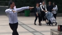 38岁单身男子跳广场舞, 我酱爆快要爆了!