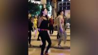 最美的郑燕女神带着城里年轻人广场跳起动感的广场舞!