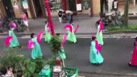 日本街头响起熟悉的中国歌曲, 广场舞大妈舞起《爱我中华》, 看呆路人!