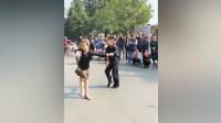 两位10岁小朋友广场跳双人舞, 广场人山人海!