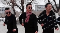 三个男人在街上跳广场舞, 女人看了都甘拜下风!