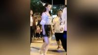 郑燕美女广场舞步忘了, 算了跟着瞎跳吧!