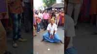 印度70岁杀马特, 穿裙子街头尬舞, 中国广场舞甘拜下风