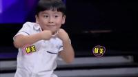 5岁小男孩跳广场舞表现好自信, 网友: 认真的小表情亮了