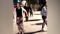 两位花裤子美女广场舞最美 舞步动作干净利索