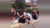 两个外国美女在中国跳的广场舞, 味儿都变了