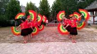 这就是中国舞的魅力, 芳草心广场舞队冒着38度高温, 跳起这段舞蹈
