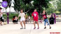3小孩跳《鬼步14步》动感的舞步 引围观  赛过大妈