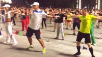 深圳大型广场舞: 潮大叔带领美女们跳起动感的《我的爱只为你存在》