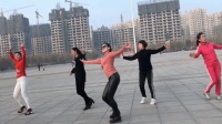 公园一群人围观5位姐姐跳广场舞《潇洒走一回》