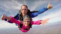 老太太只能跳广场舞? 国外82岁老太玩跳伞, 比28岁活的还酷!