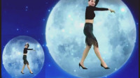 姑娘穿皮短裙在月球上跳初级恰恰广场舞, 我想知道她怎么上去了