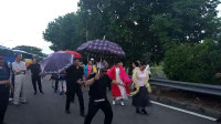 中国大妈海外堵车原地跳起广场舞 大爷举小花伞伴舞火到国外了！