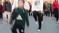 6岁小女孩领跳广场舞男人没有错舞步比大人专业
