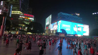 重庆观音桥晚上的狂欢节，千人齐跳广场舞，太震撼了