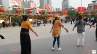 青海省西宁市中心广场帅哥美女们在跳锅庄舞，很精彩