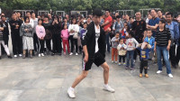 男神广场跳曳步舞引群众围观 这个舞蹈太酷了！