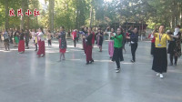 新疆人能歌善舞，大妈们跳的广场舞真美，民族特色很浓