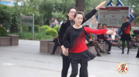 2位美女把广场舞跳的韵味十足，人美跳舞有女人味！