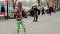 穿花裤子的大爷，在公园跳广场舞，舞姿真带劲