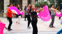 七十二岁阿姨跳的广场舞《中国大地上》