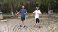 夫妻齐跳广场舞《江南style》，简单30步，好听好看附教学