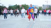 大哥带队跳广场舞《38度6》舞步矫健有力，百人跟着跳 ！