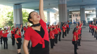 青岛红色娘子军舞蹈团跳《东方之珠》广场舞，你的风采是否浪漫依然