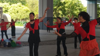 青岛红色娘子军舞蹈团跳《泛水荷塘》广场舞，让它照亮你的前方