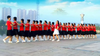 小芳26人搭肩三步舞广场舞《黄玫瑰》舞蹈形式很新颖