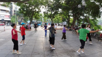 来到越南的小湖边，看看越南人怎么跳广场舞？和我们一样吗？