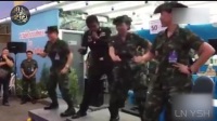 拳王播求竟带着泰国女兵跳“广场舞”！