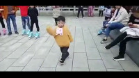 五岁小孩跳广场舞，音乐在变也能跳，真是天生舞蹈小天才