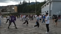 回到以前的母校，看到学弟学妹们在跳佤族舞《加林赛》，跳得不错