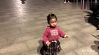 2岁半小妮子跳广场舞，怎么扭都可爱！