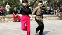 天津不倒翁夫妻广场共舞，完美组合。