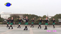 老师们穿着小裙子跳广场舞，歌名是《我们的幸福呢》，舞姿优美