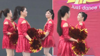 辣妈们穿着火红短裙，广场舞《最美情缘》秀出年轻态！