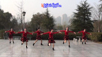 老师们踏歌起舞，舞姿非常动人，一起表演了广场舞《小卓玛》