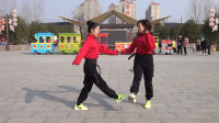全网都在跳的广场舞《火红的萨日朗》，双人对跳真好看！