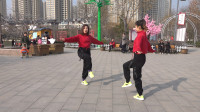 最新流行广场舞《火红的萨日朗》，简单22步，老师现场教学