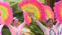 扇子广场舞《幸福中国一起走》音乐柔美，姑娘们舞得翩翩起舞，婀娜多姿！