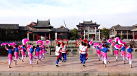 最好看的一版艺术广场舞：黄河南岸是我家（桃花红杏花白），演出：蓝月亮艺术团  编舞胡萍